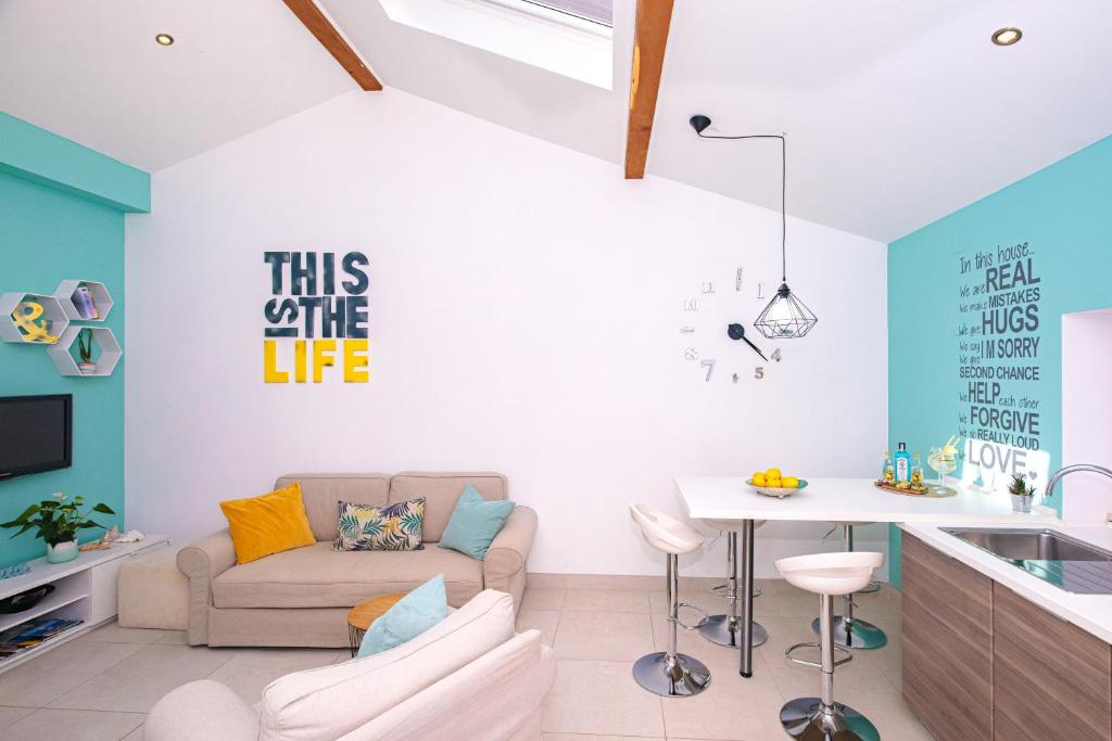 Posedenie v ubytovaní Tamburika colorful apartment in rustica area