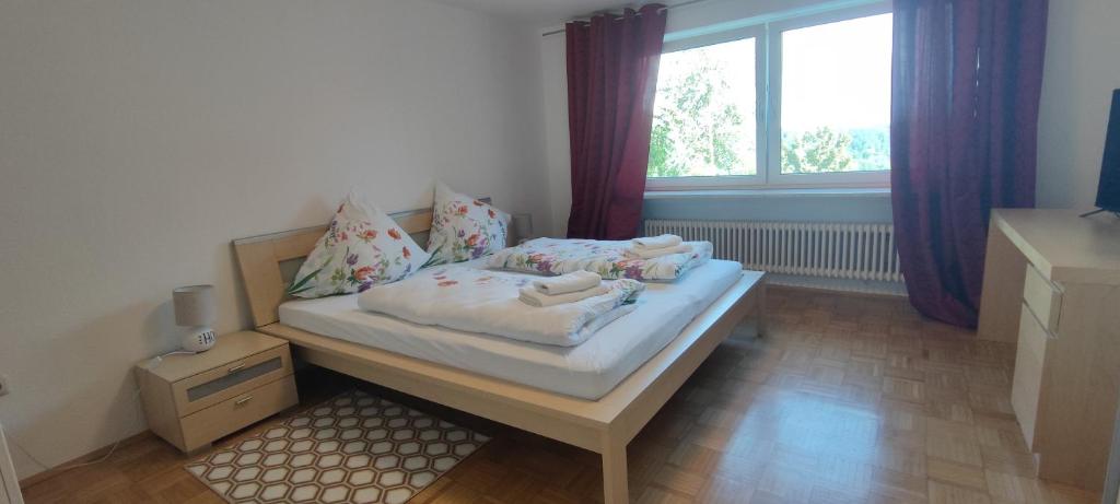 Ronsberg的住宿－Secret Paradise，一间小卧室,配有一张带窗户的床