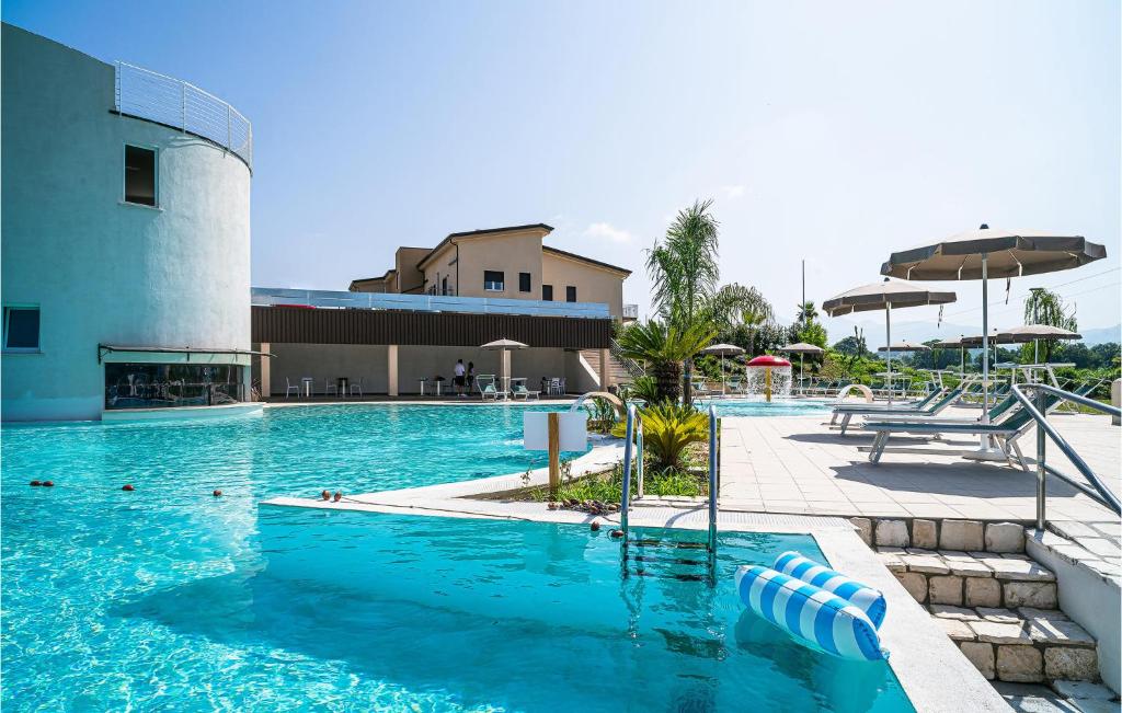 - une piscine d'eau bleue dans un complexe dans l'établissement 2 Bedroom Nice Apartment In Casalvelino, à Casal Velino