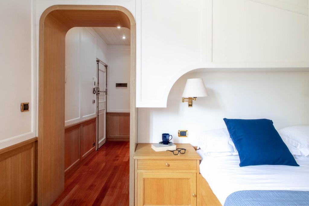 - une chambre avec un lit doté d'un oreiller bleu dans l'établissement Casa Margaux by PortofinoHomes, à Portofino
