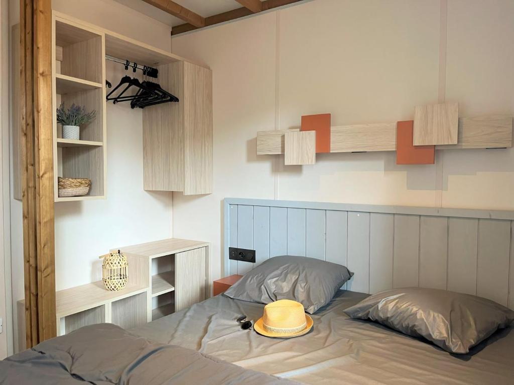 Postel nebo postele na pokoji v ubytování Camping la Tamarissière
