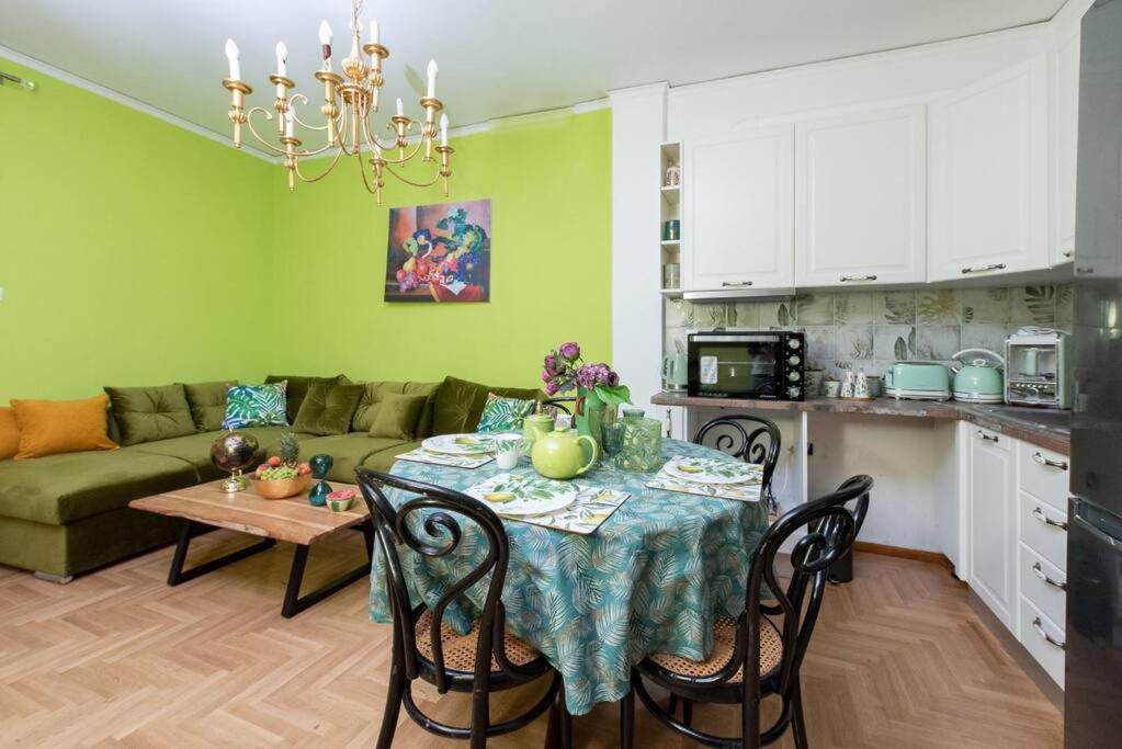uma sala de estar com uma mesa e uma cozinha em The House οf Abunance near Downtown em Atenas