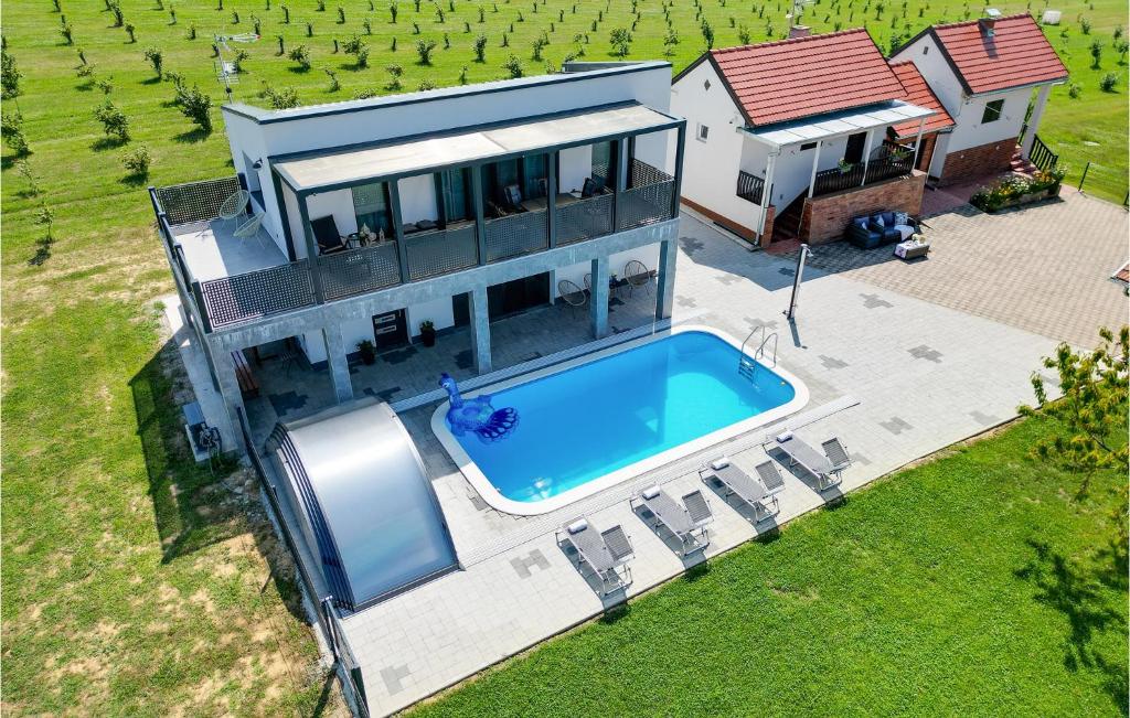 una vista aérea de una casa con piscina en Awesome Home In Sedlarica With Private Swimming Pool, Can Be Inside Or Outside 
