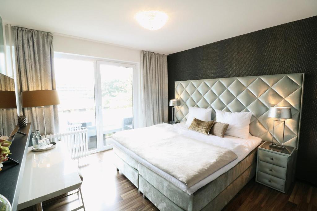 Postel nebo postele na pokoji v ubytování salinenparc Design Budget Hotel