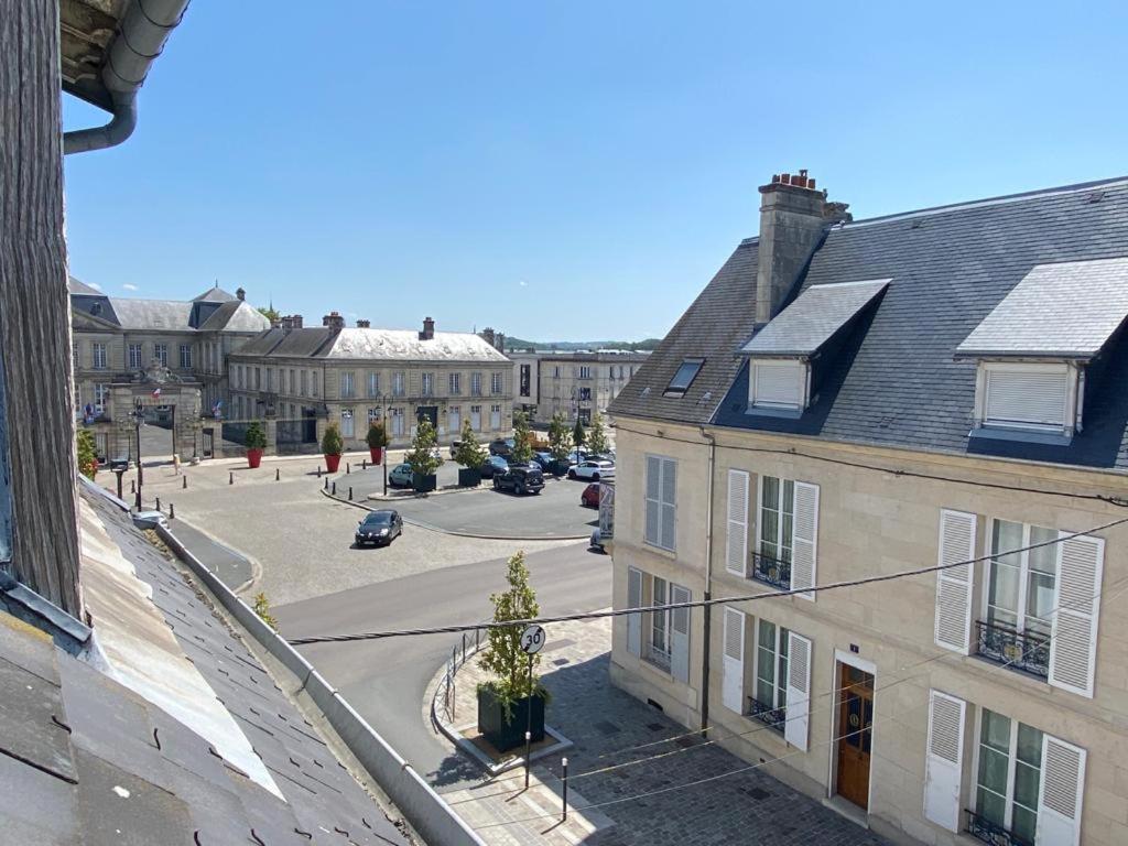 uitzicht op een straat in een stad met gebouwen bij Appartement T3 en plein cœur du centre-ville in Soissons