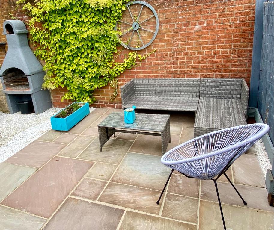 Cosy cottage with free parking close to airport - Two-Bedroom Apartment