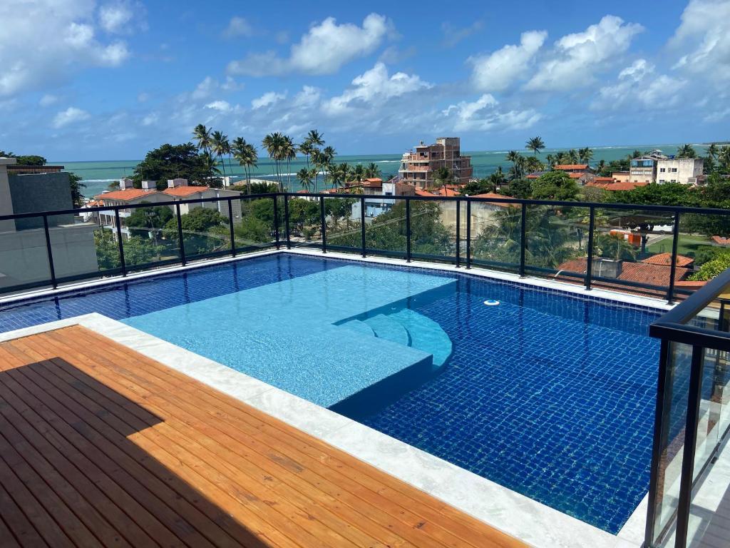 una piscina en la azotea de un edificio en CONDOMINIO PEROLA DE PORTO, en Porto de Galinhas