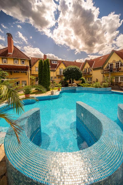 Bazén v ubytování Wellness Hotel Kager Harkány nebo v jeho okolí