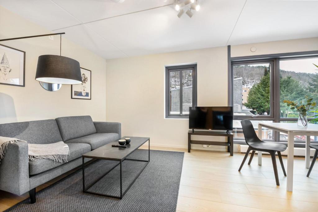 een woonkamer met een bank en een tafel bij Forenom Serviced Apartments Oslo Munch in Oslo