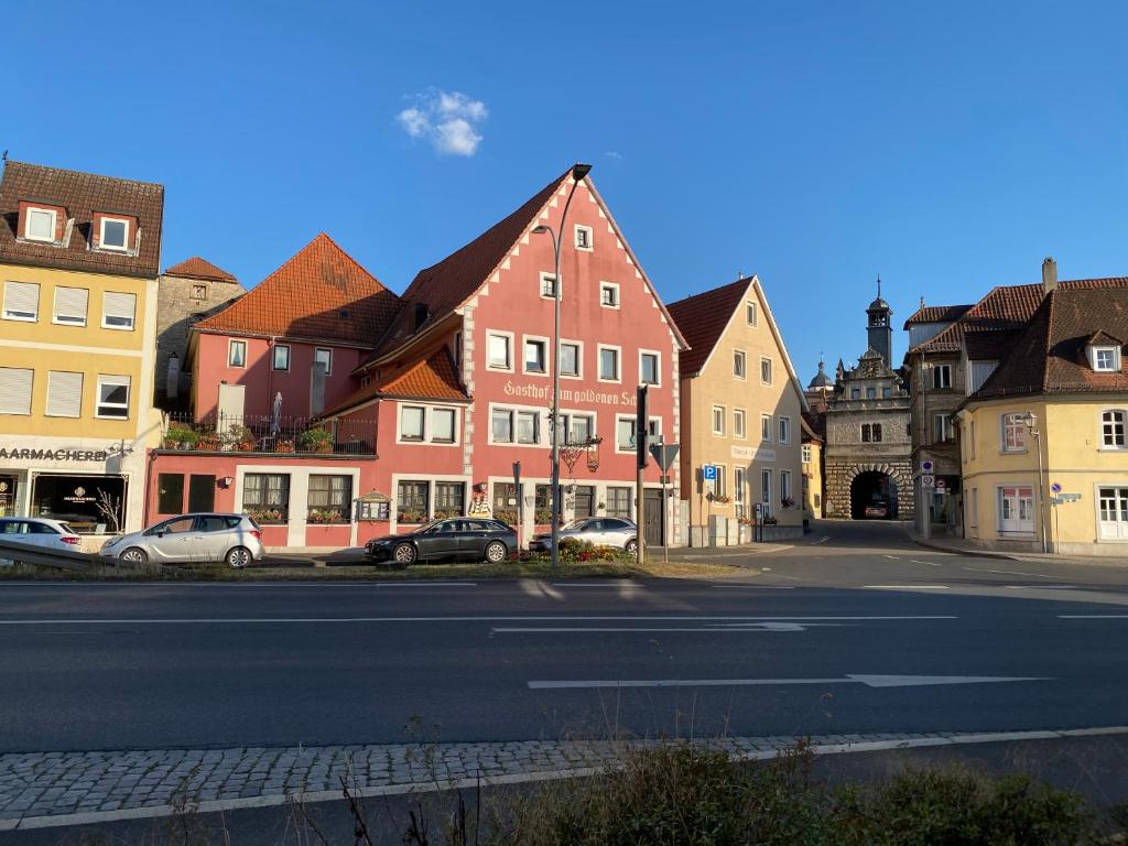 une rue dans une ville avec des bâtiments colorés dans l'établissement Gasthof zum goldenen Schiff Anreise 24 7 digitale Rezeption Gratis Parkplatz, à Marktbreit