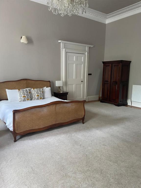 Postel nebo postele na pokoji v ubytování Private Guest Suite in Georgian Townhouse in City Centre