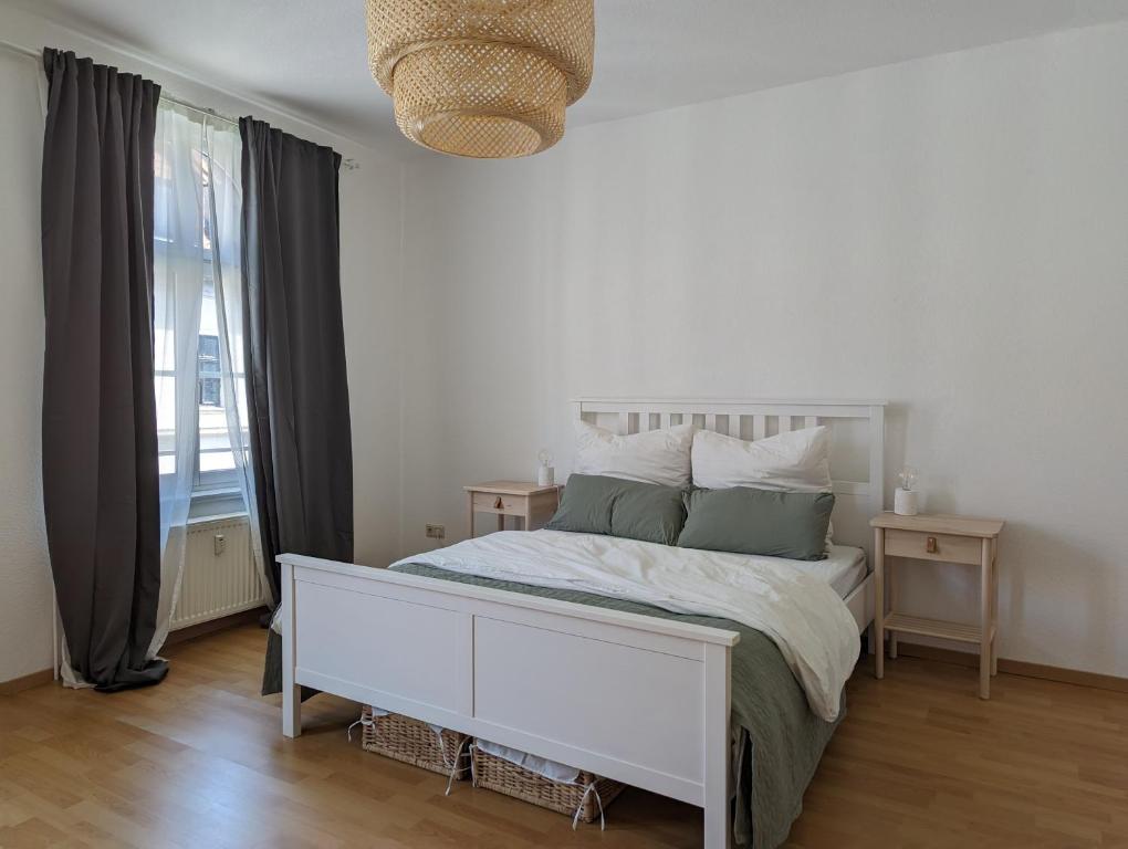 - une chambre avec un lit blanc et une fenêtre dans l'établissement Wohnung in Hallischer Innenstadt, à Halle-sur-Saale