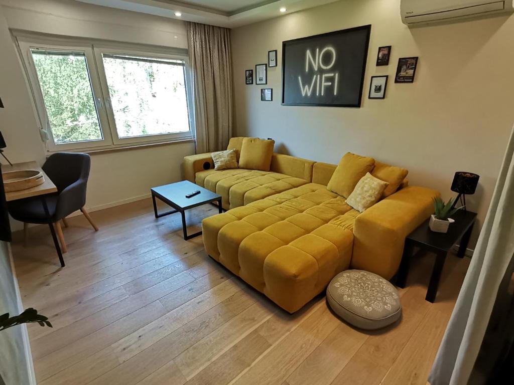 een woonkamer met een bank en een tafel bij KELEIA NEW VILLAGE in Celje