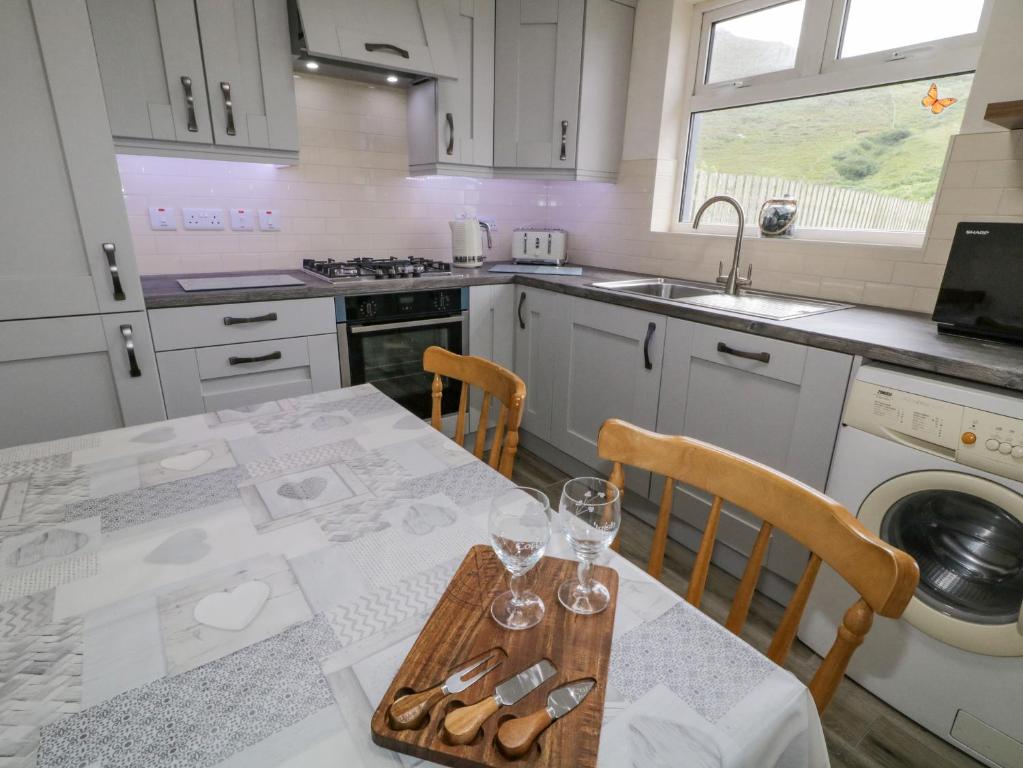 Kuchyň nebo kuchyňský kout v ubytování Maghera Caves Cottage