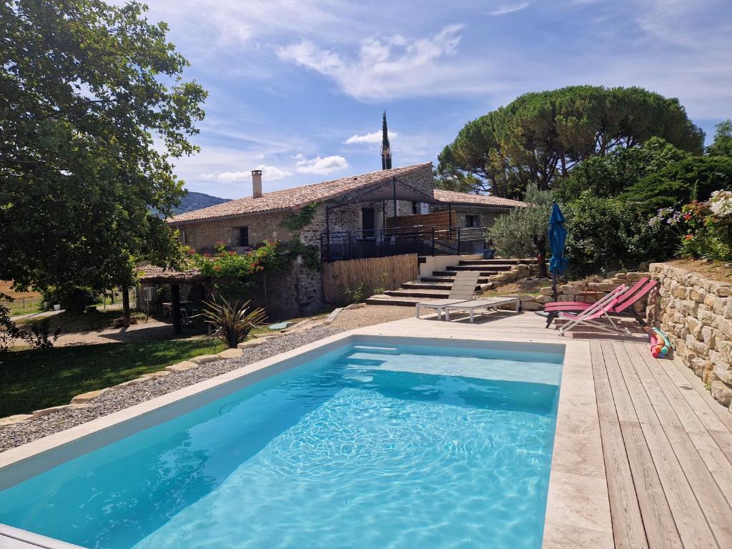 - une vue extérieure sur une maison avec une piscine dans l'établissement Gite de charme La Martinelle, à La Bégude-de-Mazenc
