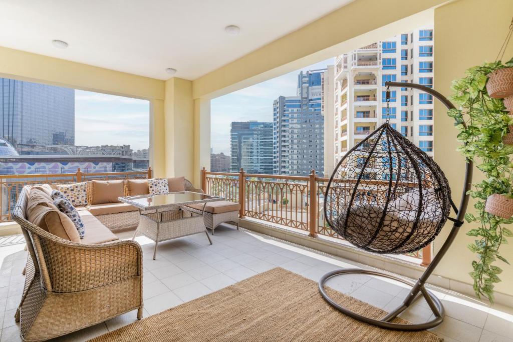 Posezení v ubytování Marina Residences 2BR: Seaside in Palm Jumeirah