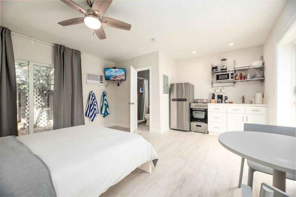 Un dormitorio blanco con una cama y una mesa. en Ocean Flats 3 - Lauderdale-by-the-Sea, en Fort Lauderdale