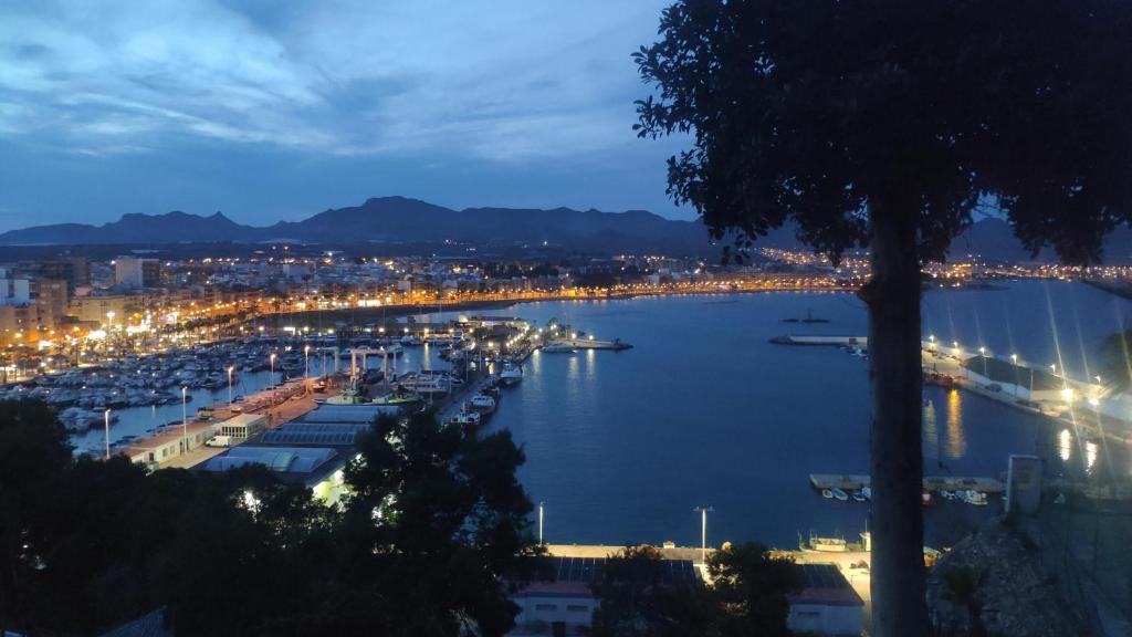 vista notturna su un porto turistico con luci di El Faro seacave a Puerto de Mazarrón