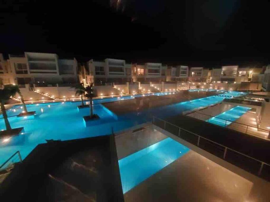 Bazén v ubytování Gouna Pool view with rooftop living & BBQ grill nebo v jeho okolí