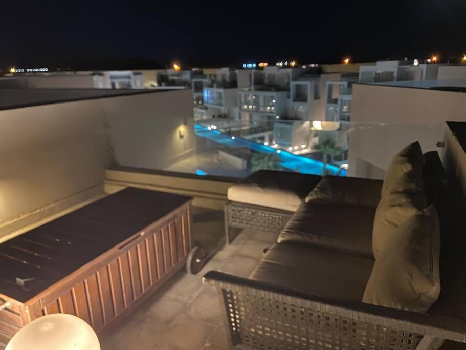 Bazén v ubytování Gouna Pool view with rooftop living & BBQ grill nebo v jeho okolí