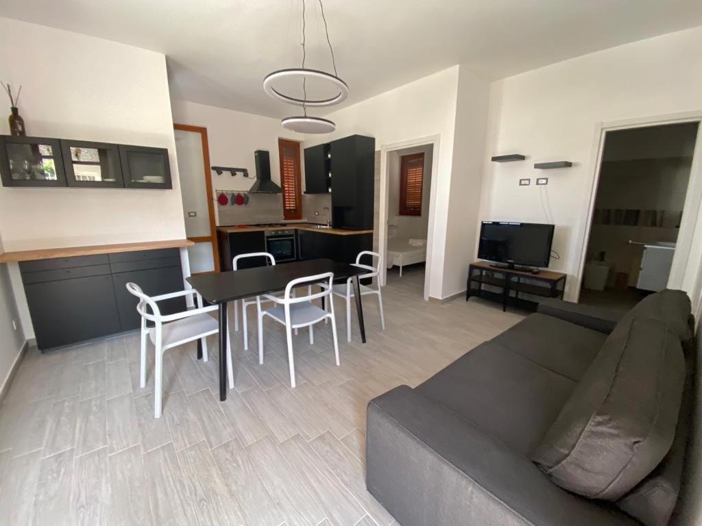 een woonkamer met een bank en een tafel en stoelen bij Casa di Giu' - favignana in Favignana