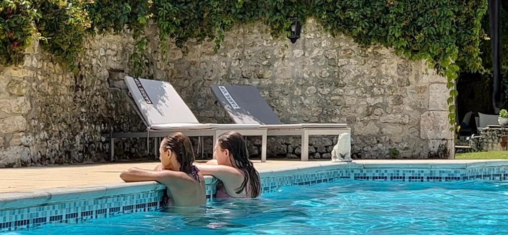 Basen w obiekcie A l'ombre du Tilleul lub w pobliżu
