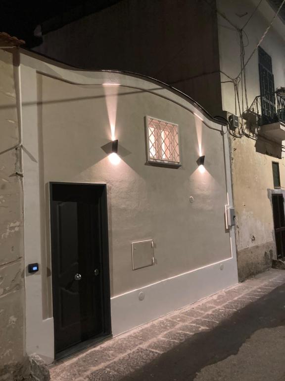 トッレ・デル・グレーコにあるLa Casa di Leoの窓付きの壁、照明付きのドア