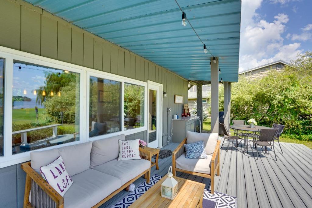 - une terrasse couverte avec un canapé, une table et des chaises dans l'établissement Lakefront Gloversville Getaway with Beach and Dock!, à Broadalbin