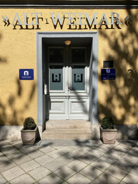 uma entrada para um edifício de escritórios com uma porta em Alt-Weimar em Veimar