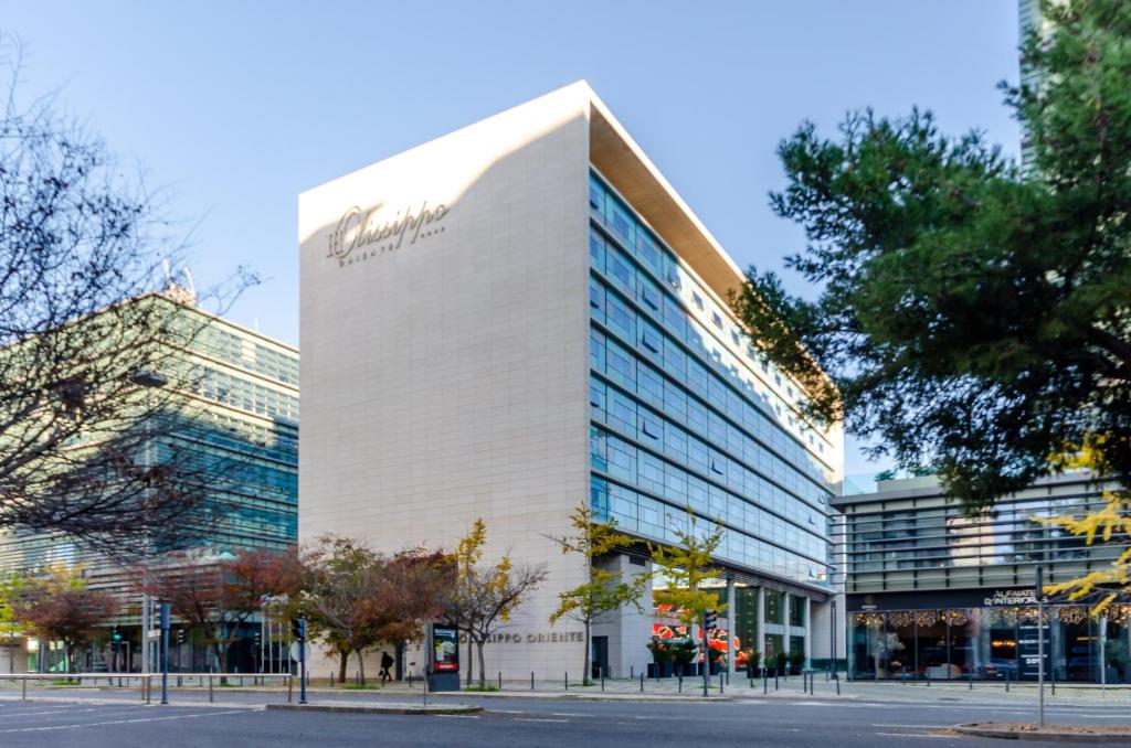um edifício com um sinal na lateral em Olissippo Oriente em Lisboa