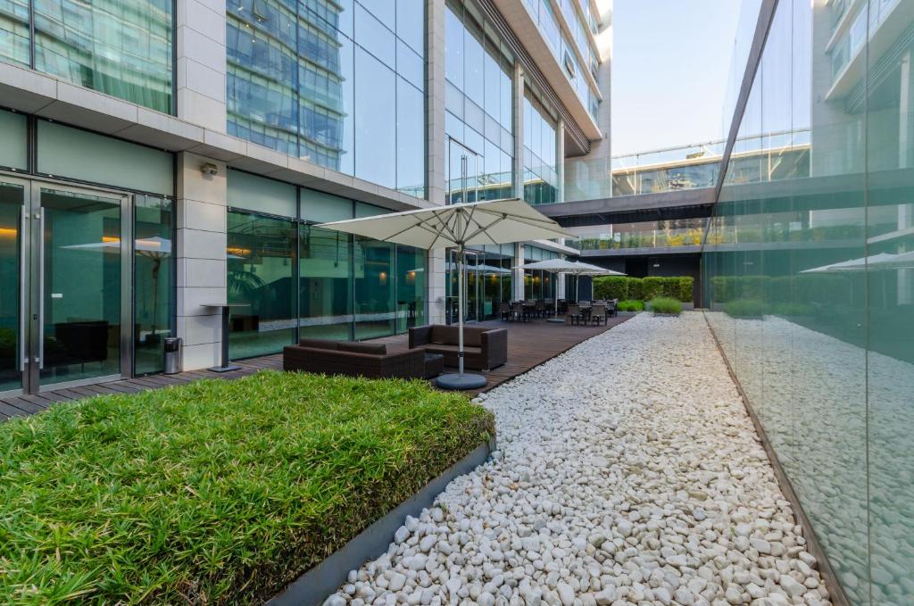 Um jardim no exterior de Olissippo Oriente