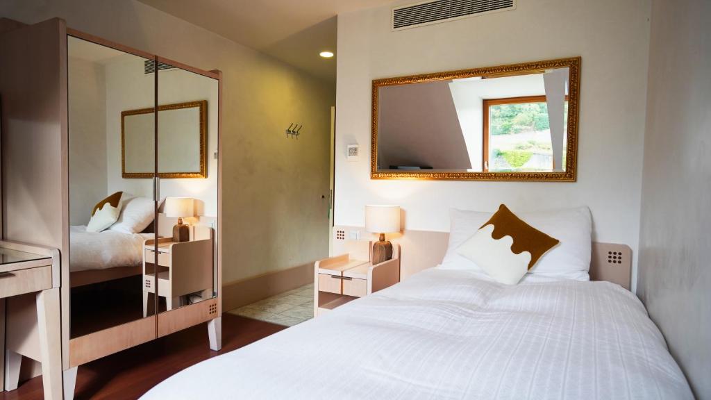 Postel nebo postele na pokoji v ubytování Hôtel Real Nyon by HappyCulture