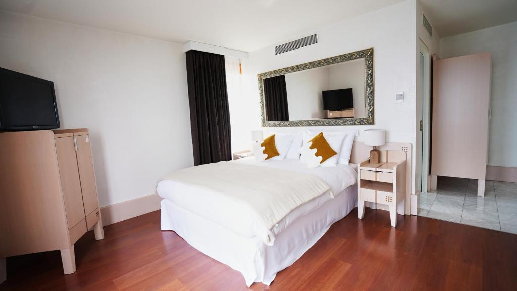 Postel nebo postele na pokoji v ubytování Hôtel Real Nyon by HappyCulture
