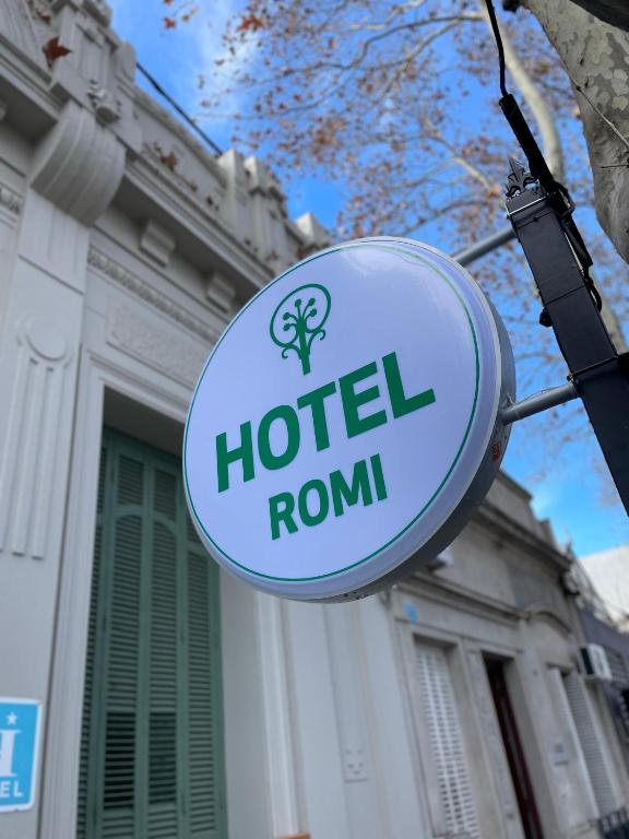 Un panneau indiquant l'hôtel se trouve devant un bâtiment dans l'établissement Hotel Romi, à Colonia del Sacramento