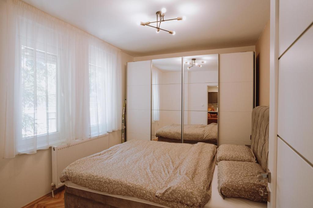 En eller flere senger på et rom på Apartman K29