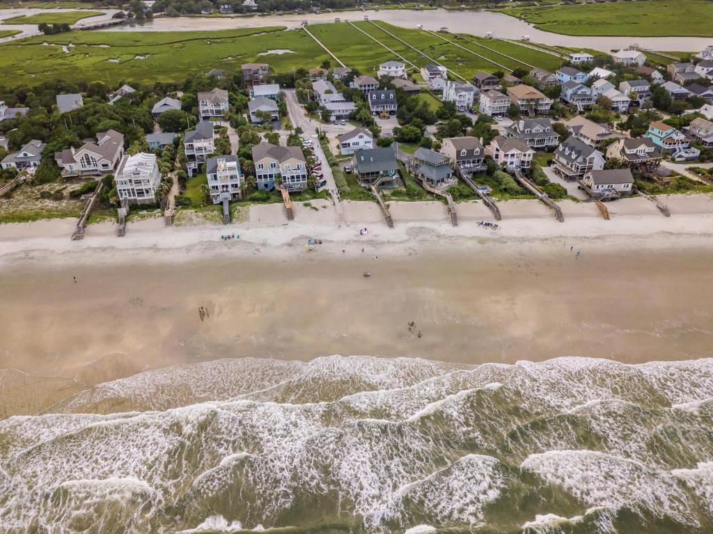 eine Luftansicht auf einen Strand mit Eigentumswohnungen in der Unterkunft 4 Bedroom Retreat with Game Room and Creek Access in Pawleys Island