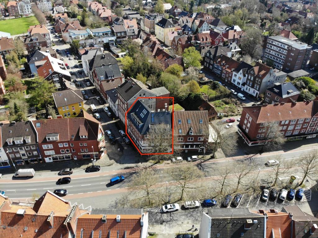 una vista aérea de una ciudad con edificios y una calle en Monteurzimmer, en Emden