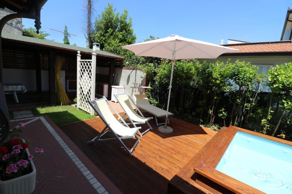The swimming pool at or close to Suite con Piscina Privata e Giardino 2 matrimoniali 2 bagni