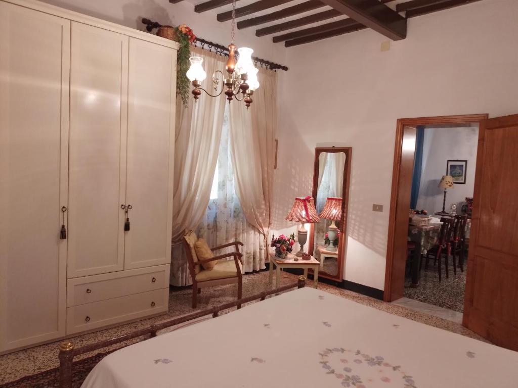 Schlafzimmer mit einem Bett, einer Kommode und einem Spiegel in der Unterkunft Casa Tarrini in Chianni