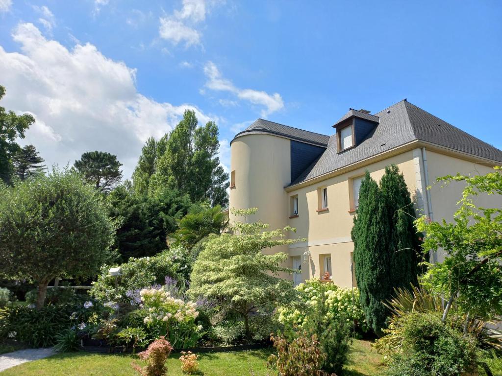 uma casa com um jardim em frente em Appartements et gîte Les Hauts de Sophia em Trouville-sur-Mer