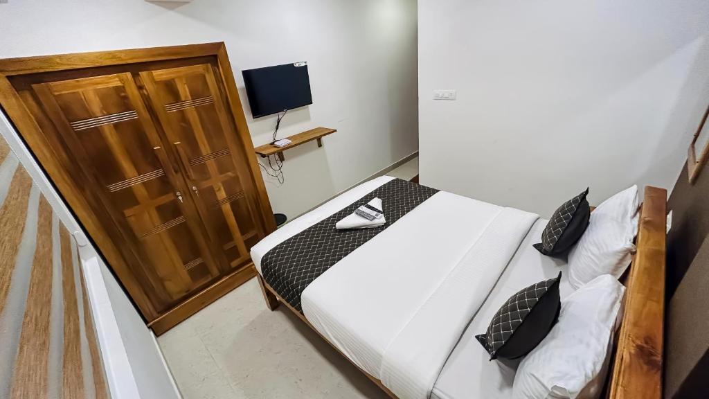 Postel nebo postele na pokoji v ubytování EMERALD INN