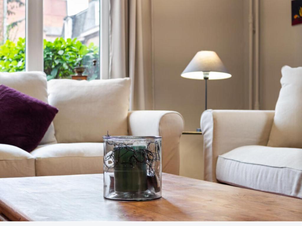 een glazen vaas op een tafel in een woonkamer bij Au cœur de Dinant in Dinant