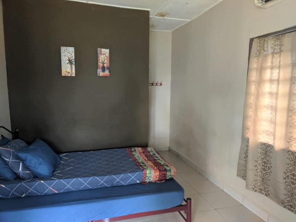 Postel nebo postele na pokoji v ubytování Mersing Chalet Teluk Sisek