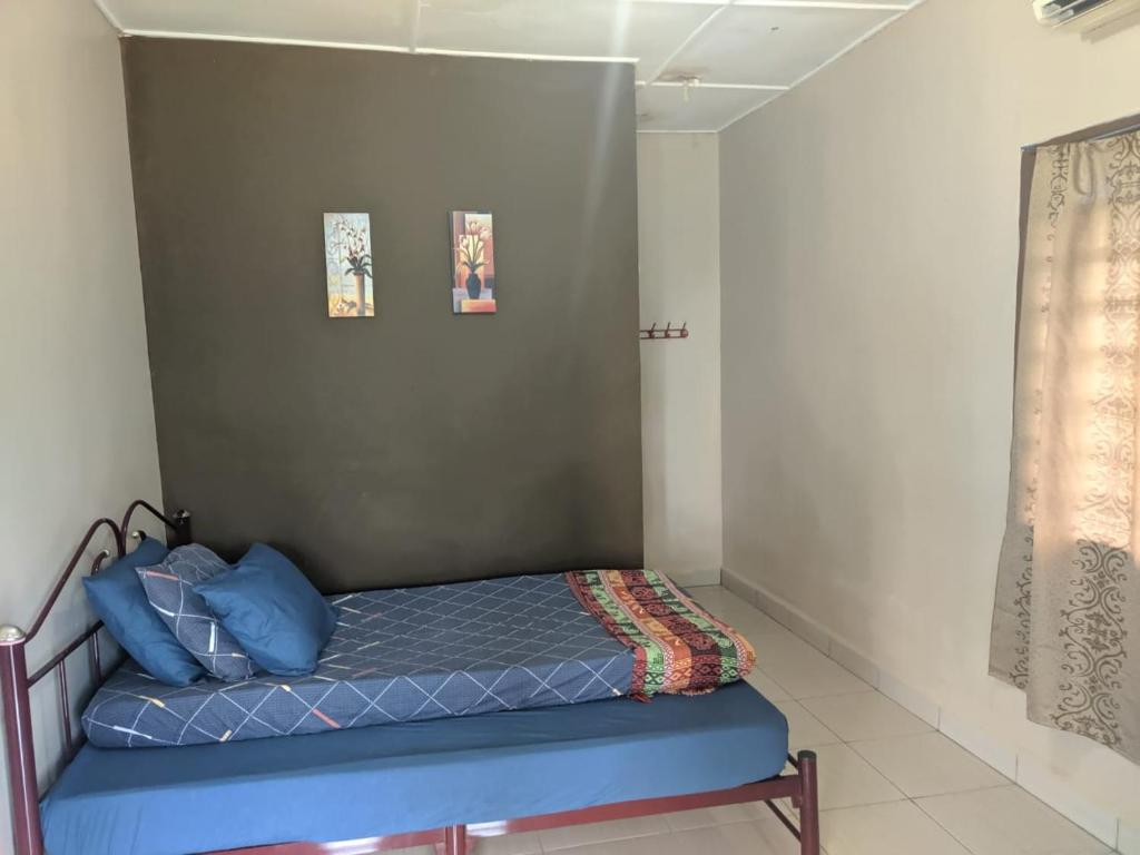 Postel nebo postele na pokoji v ubytování Mersing Chalet Teluk Sisek