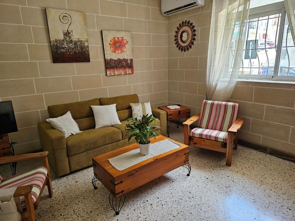 A seating area at Ground Floor apartment by the Sea - close to Main Square
