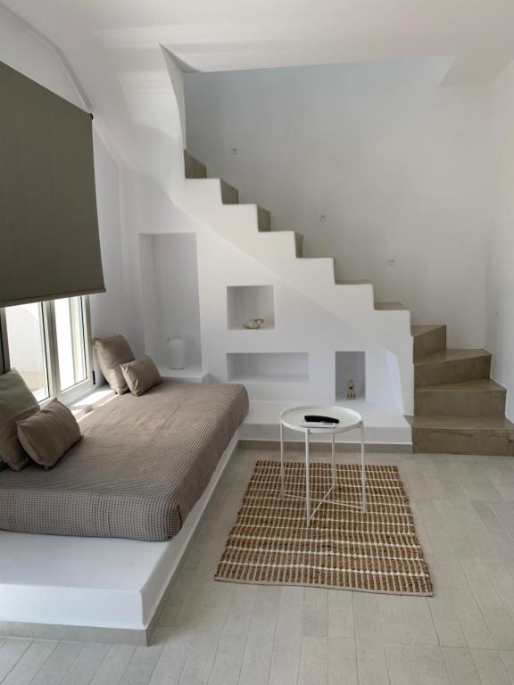 ein Schlafzimmer mit einem Bett und einer Treppe in der Unterkunft Casa di Amerissa Premium Accommodation in Skyros