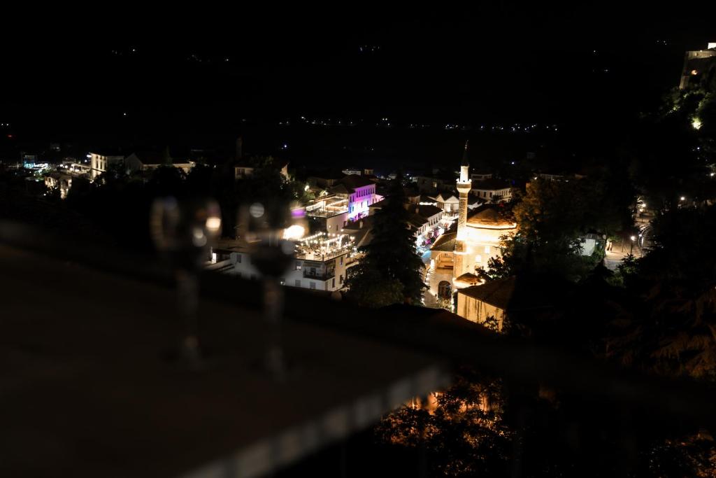 Fotografie z fotogalerie ubytování Emblematic House Apartment 2 v destinaci Gjirokastër