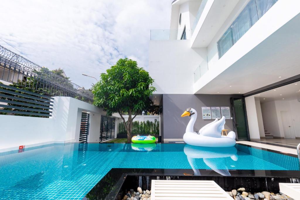 - une piscine avec un cygne dans une maison dans l'établissement villa long cung gần biển 7 phòng ngủ VIP, à Vung Tau