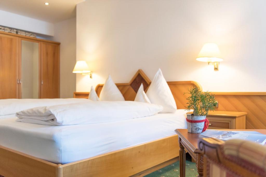 Postel nebo postele na pokoji v ubytování Hotel Post