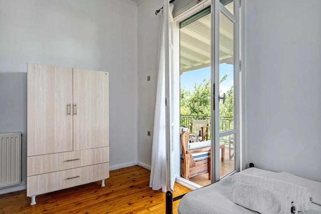 Posteľ alebo postele v izbe v ubytovaní Woodpecker House Lefkada